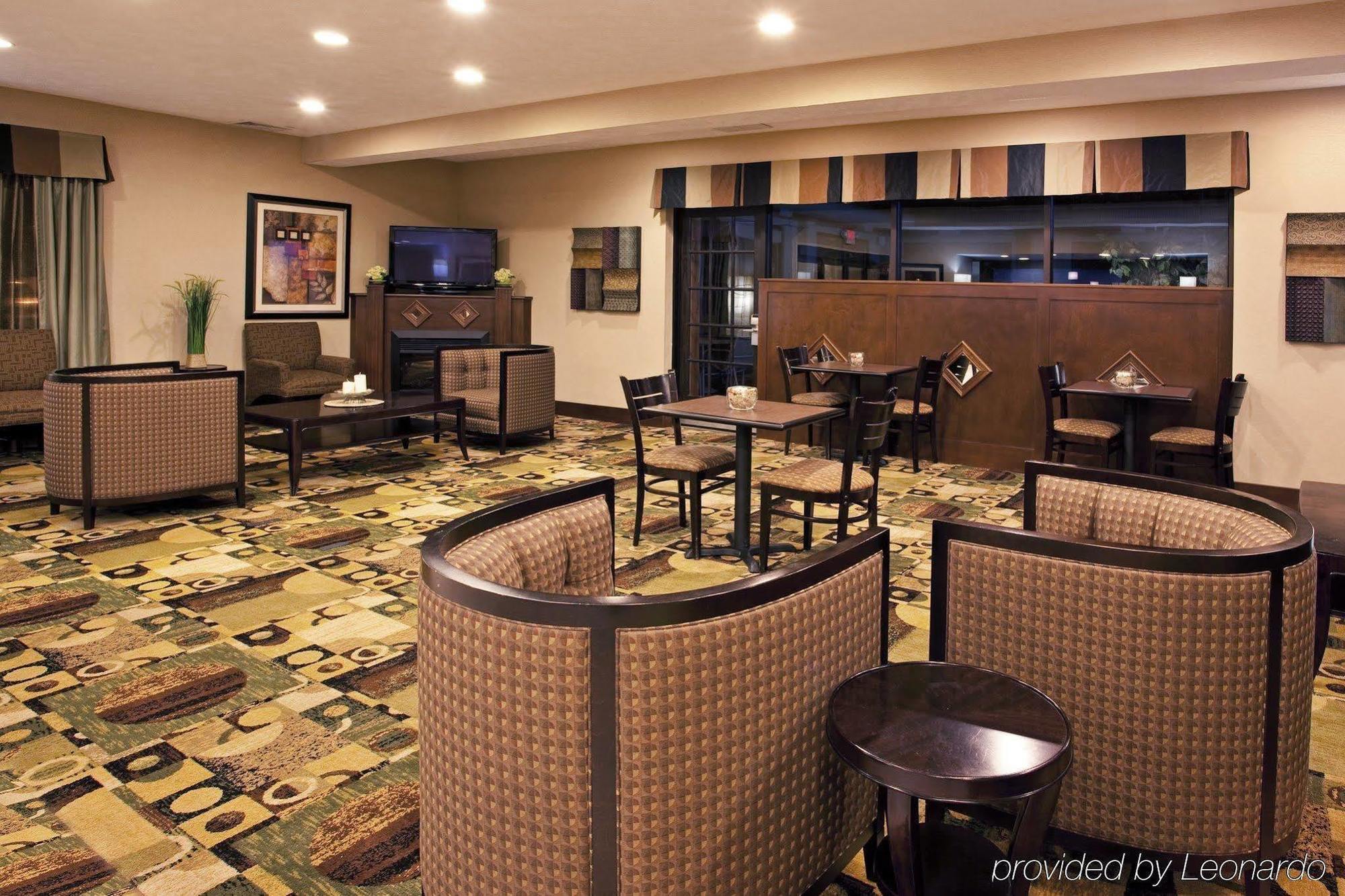Quality Inn & Suites Oakwood Village - Cleveland South Exterior foto