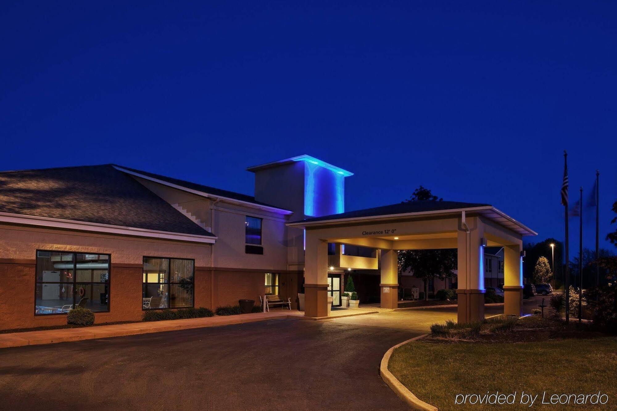 Quality Inn & Suites Oakwood Village - Cleveland South Exterior foto